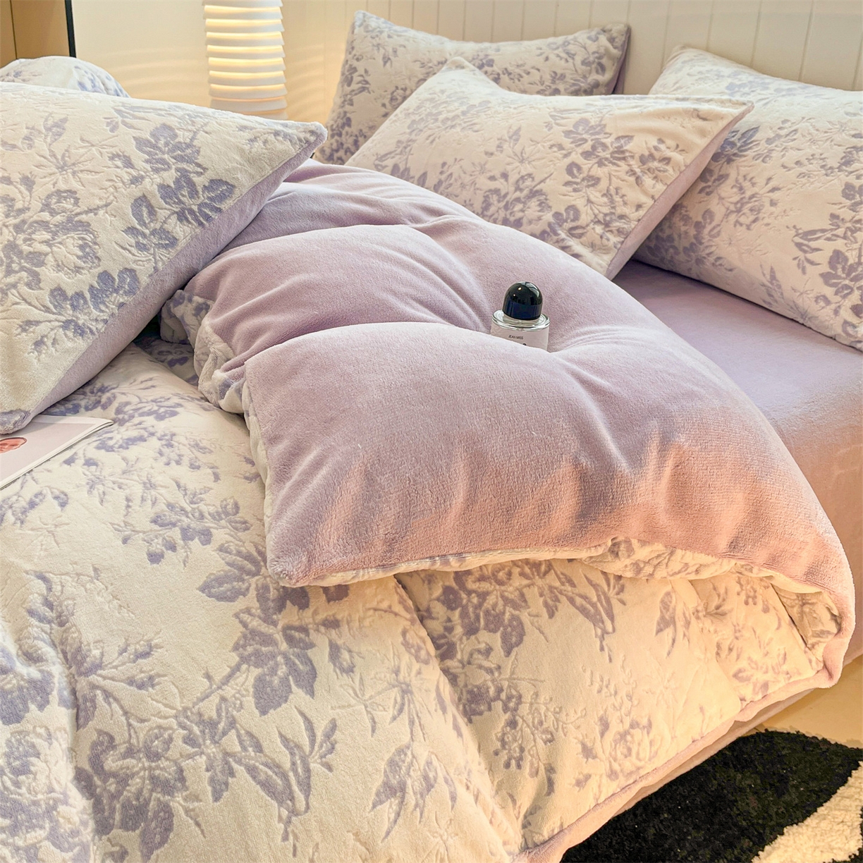 91家纺网 家纺一手货源 找家纺 星座  2025新款牛奶绒雕花绒四件套 紫韵花笺