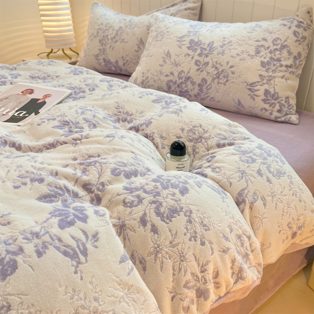 91家纺网 家纺一手货源 找家纺 星座  2025新款牛奶绒雕花绒四件套 紫韵花笺