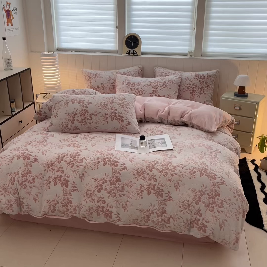 91家纺网 家纺一手货源 找家纺 星座  2025新款牛奶绒雕花绒四件套 粉黛繁花