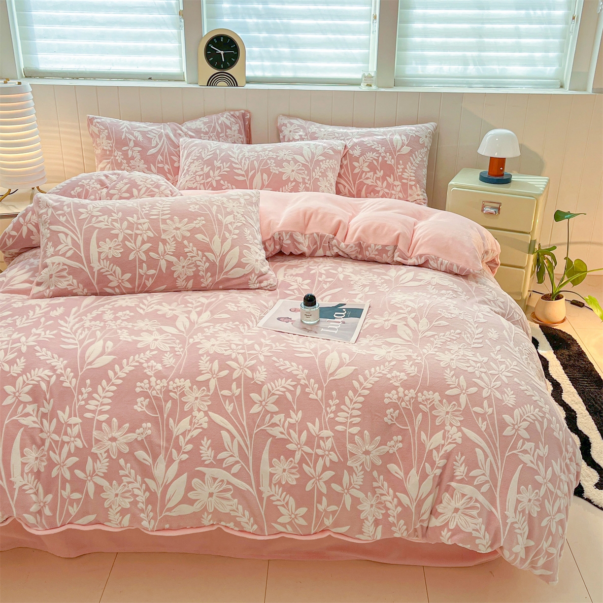 91家纺网 家纺一手货源 找家纺 星座  2025新款牛奶绒雕花绒四件套 粉花蔓语