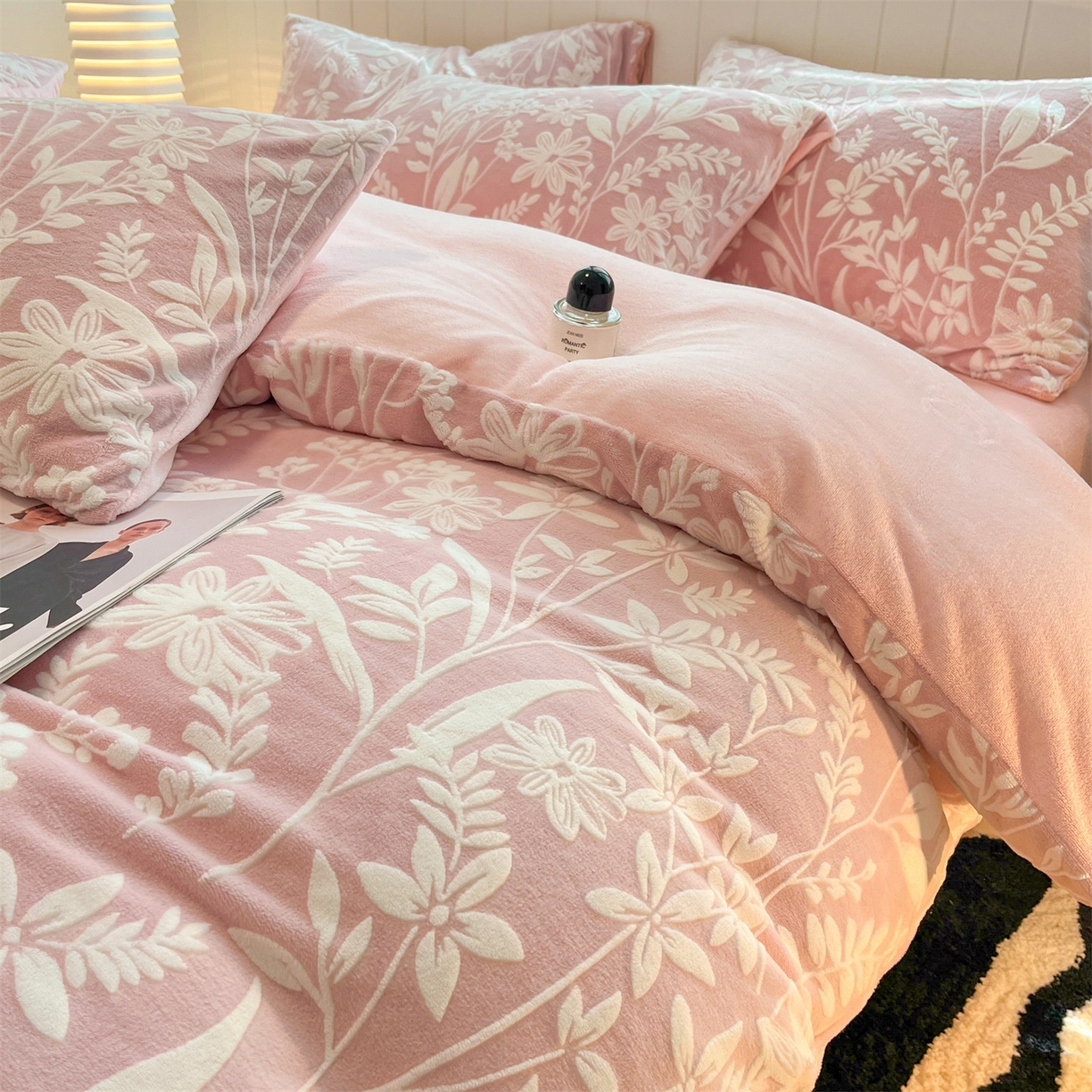 91家纺网 家纺一手货源 找家纺 星座  2025新款牛奶绒雕花绒四件套 粉花蔓语