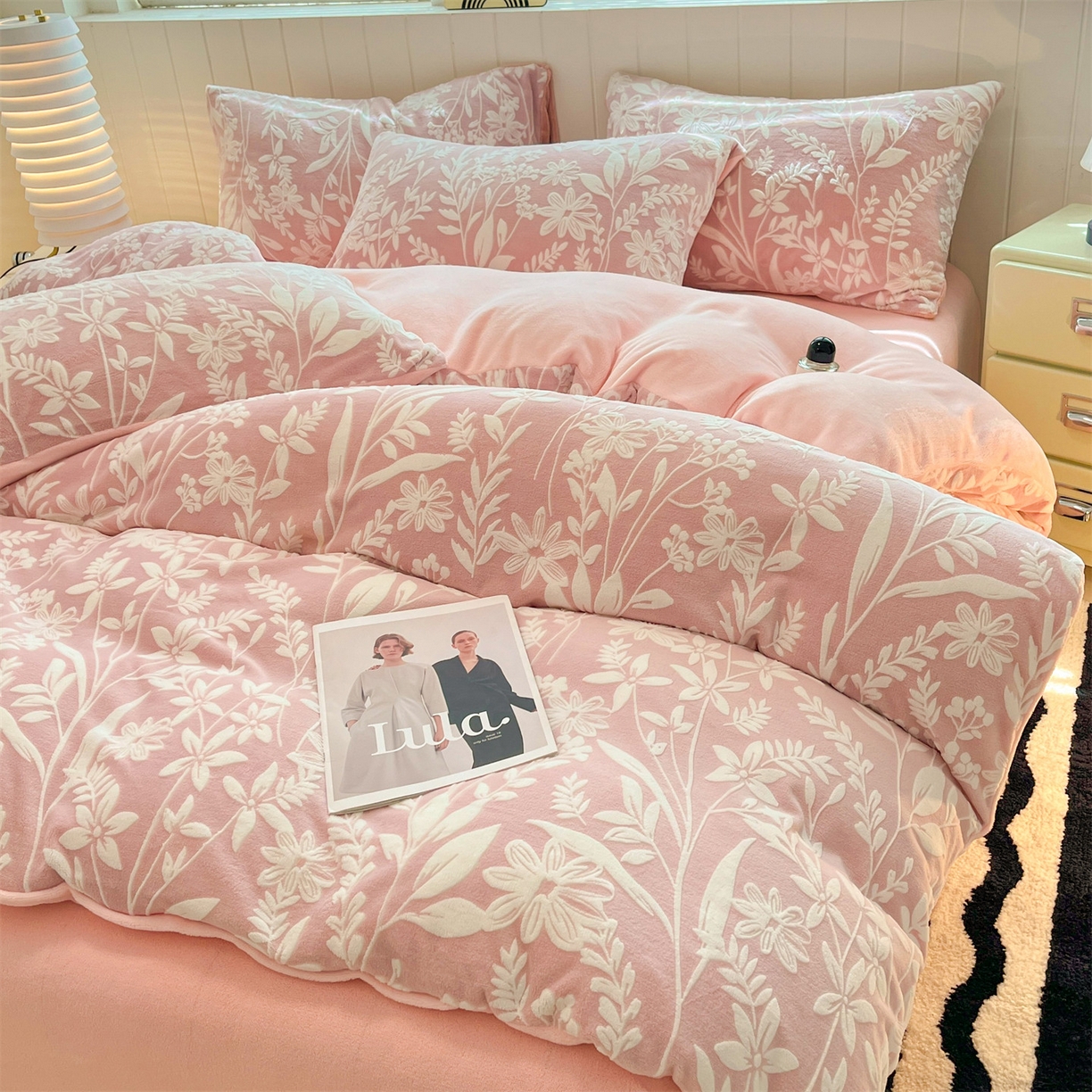 91家纺网 家纺一手货源 找家纺 星座  2025新款牛奶绒雕花绒四件套 粉花蔓语