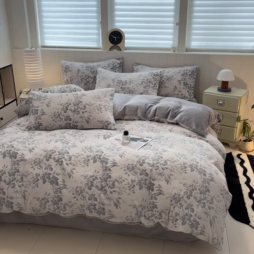 91家纺网 家纺一手货源 找家纺 星座  2025新款牛奶绒雕花绒四件套 蓝蔓花叙