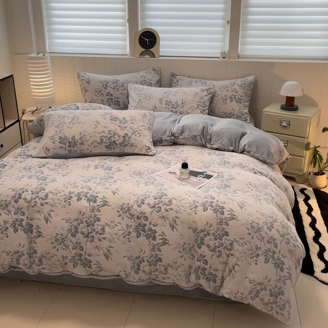 91家纺网 家纺一手货源 找家纺 星座  2025新款牛奶绒雕花绒四件套 浅灰花蔓