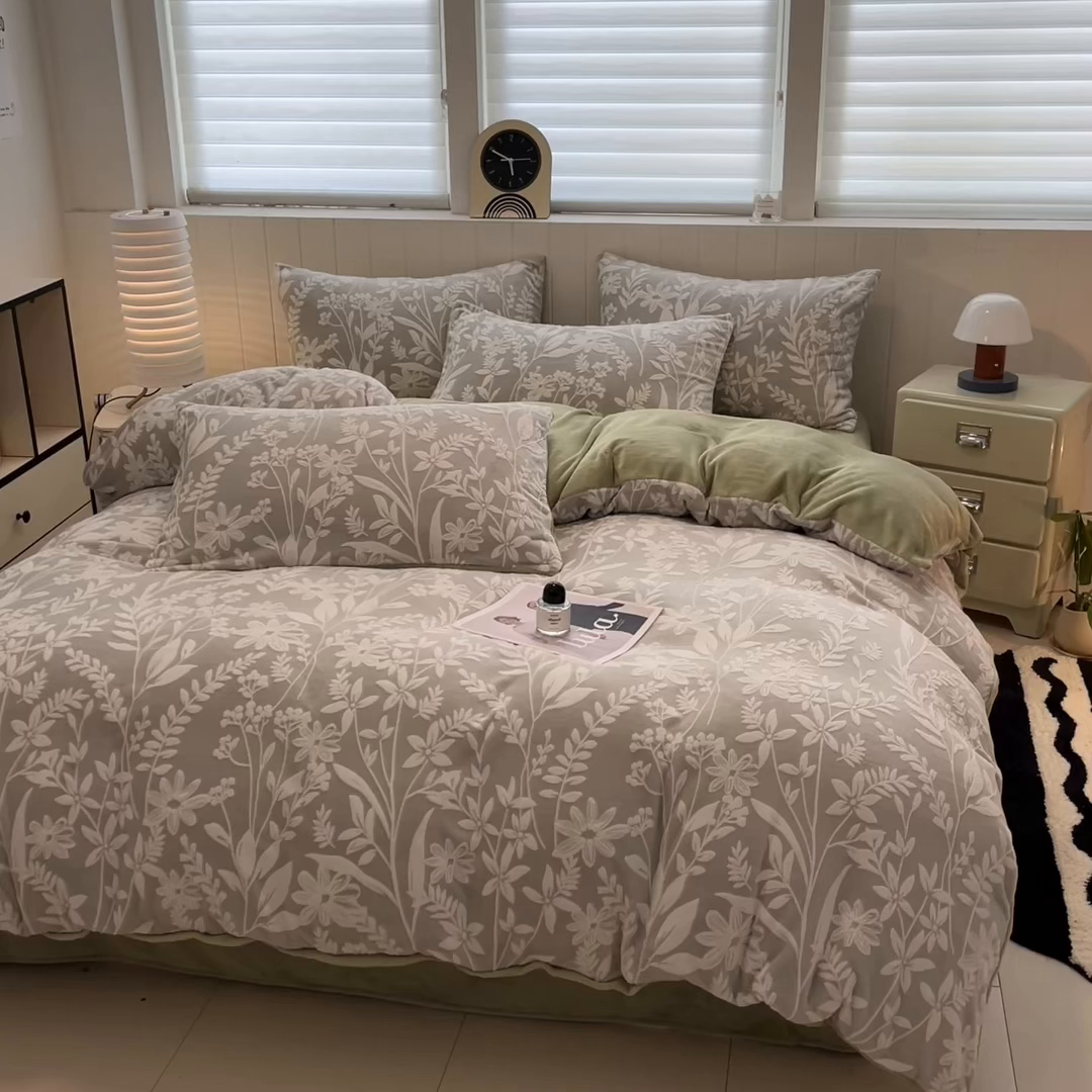 91家纺网 家纺一手货源 找家纺 星座  2025新款牛奶绒雕花绒四件套 青蔓花叙