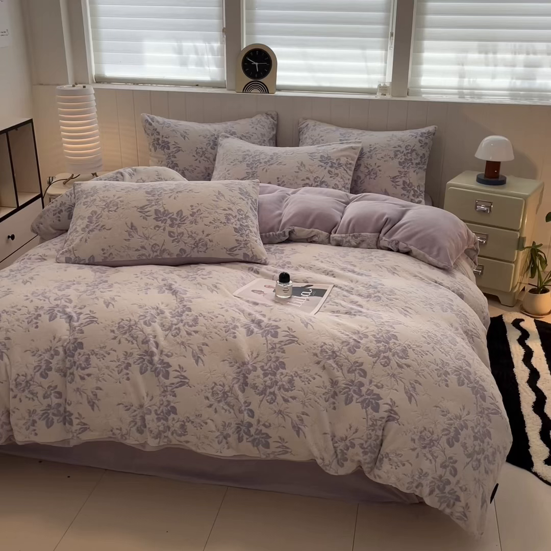 91家纺网 家纺一手货源 找家纺 星座  2025新款牛奶绒雕花绒四件套 紫韵花笺