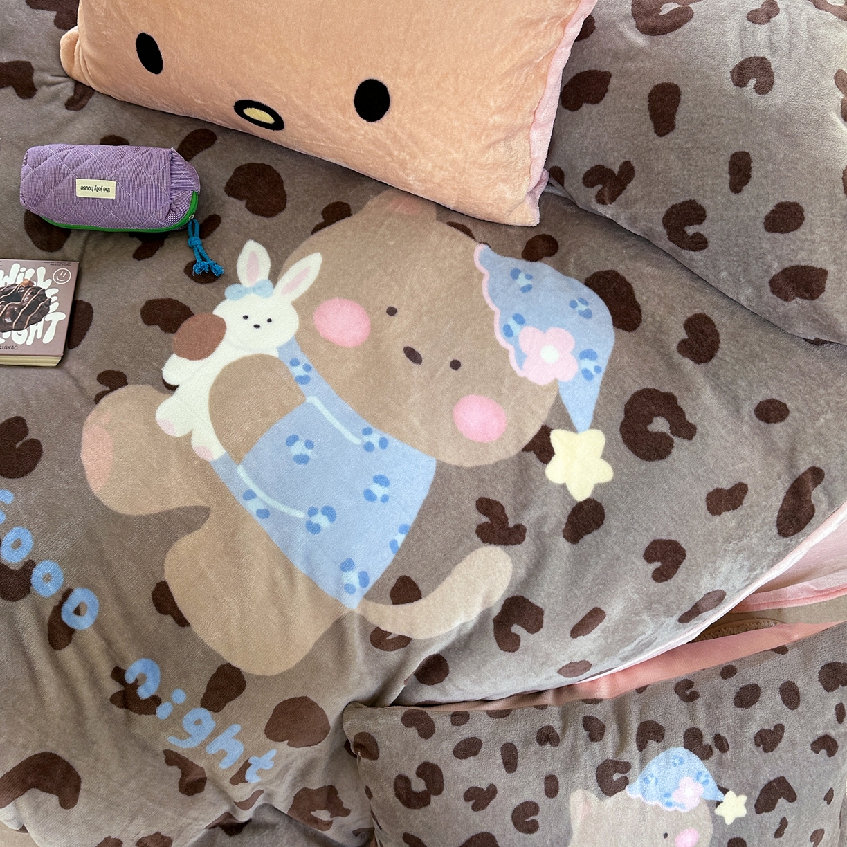 91家纺网 家纺一手货源 找家纺 美乐迪家纺 2025新款大版牛奶绒四件套 豹纹猫