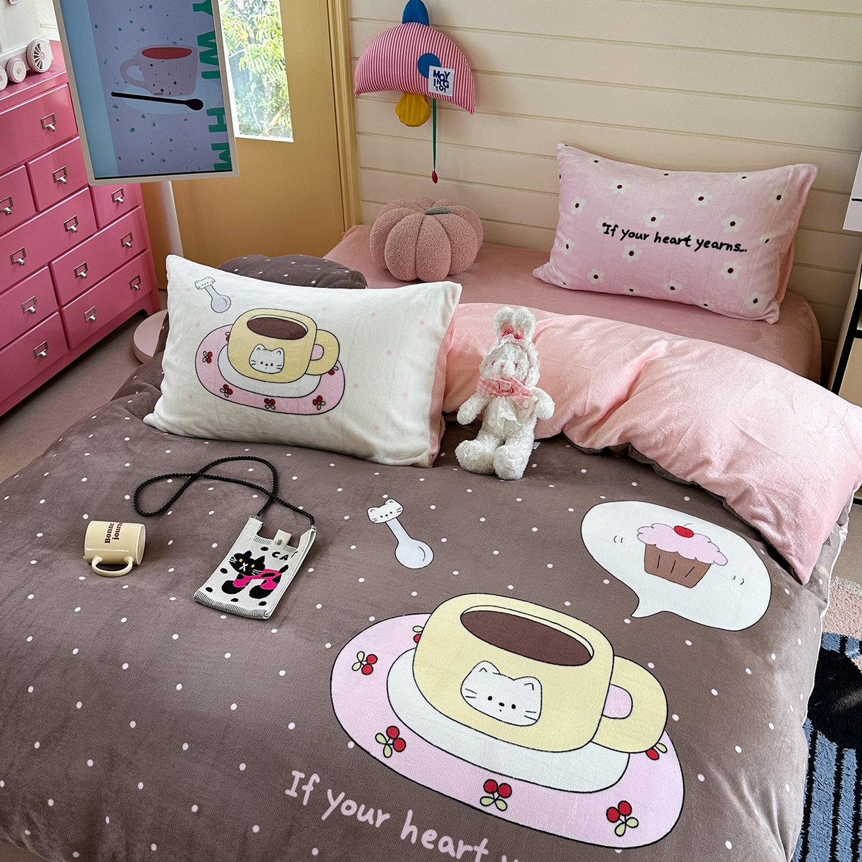 91家纺网 家纺一手货源 找家纺 美乐迪家纺 2025新款大版牛奶绒四件套 波点咖啡屋