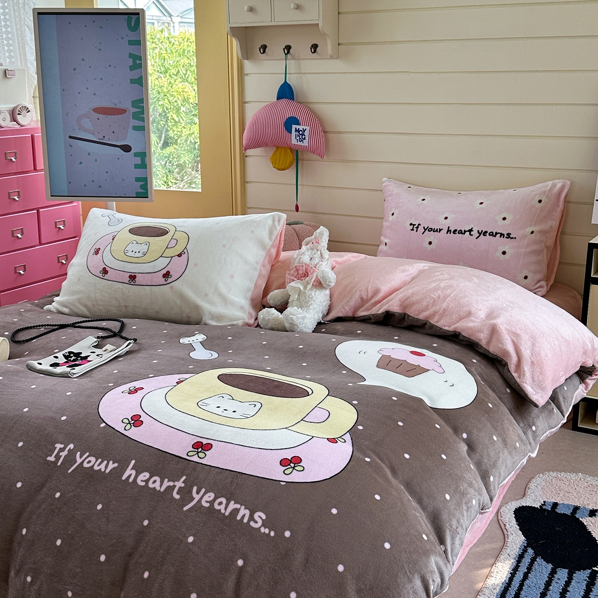 91家纺网 家纺一手货源 找家纺 美乐迪家纺 2025新款大版牛奶绒四件套 波点咖啡屋