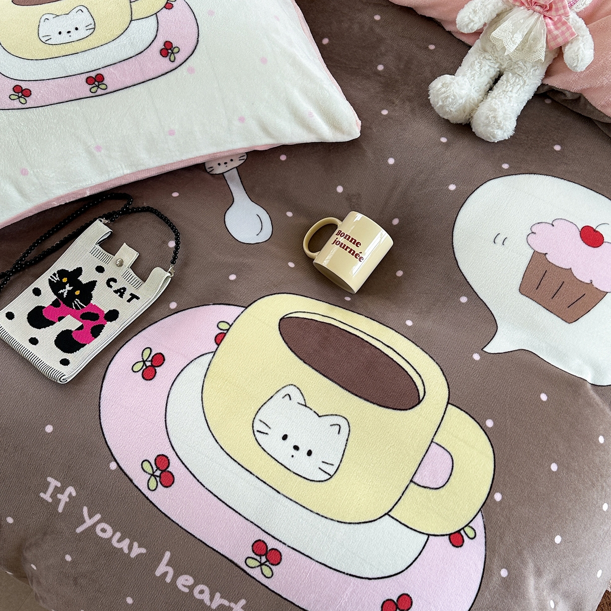 91家纺网 家纺一手货源 找家纺 美乐迪家纺 2025新款大版牛奶绒四件套 波点咖啡屋