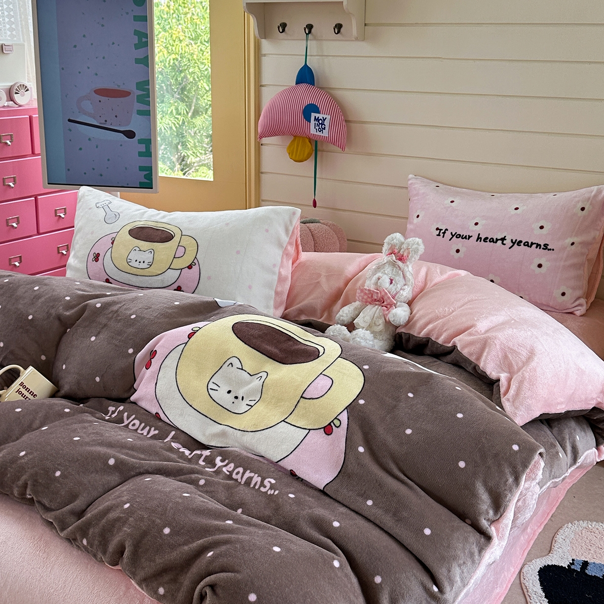 91家纺网 家纺一手货源 找家纺 美乐迪家纺 2025新款大版牛奶绒四件套 波点咖啡屋