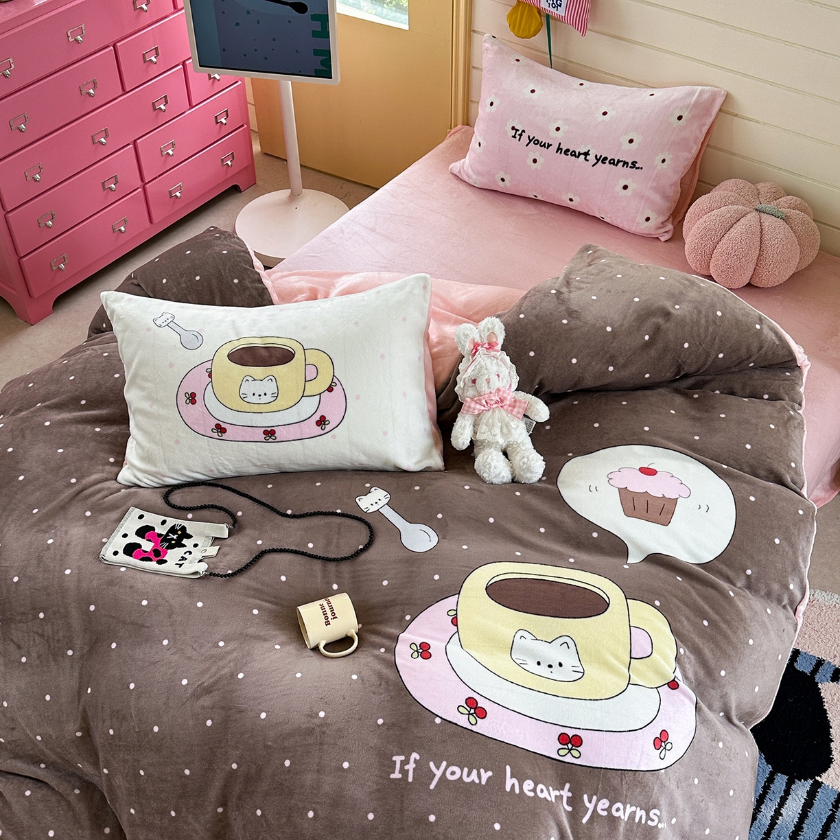 91家纺网 家纺一手货源 找家纺 美乐迪家纺 2025新款大版牛奶绒四件套 波点咖啡屋