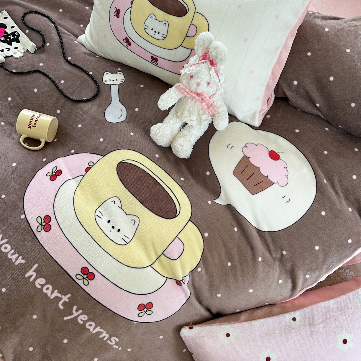 91家纺网 家纺一手货源 找家纺 美乐迪家纺 2025新款大版牛奶绒四件套 波点咖啡屋