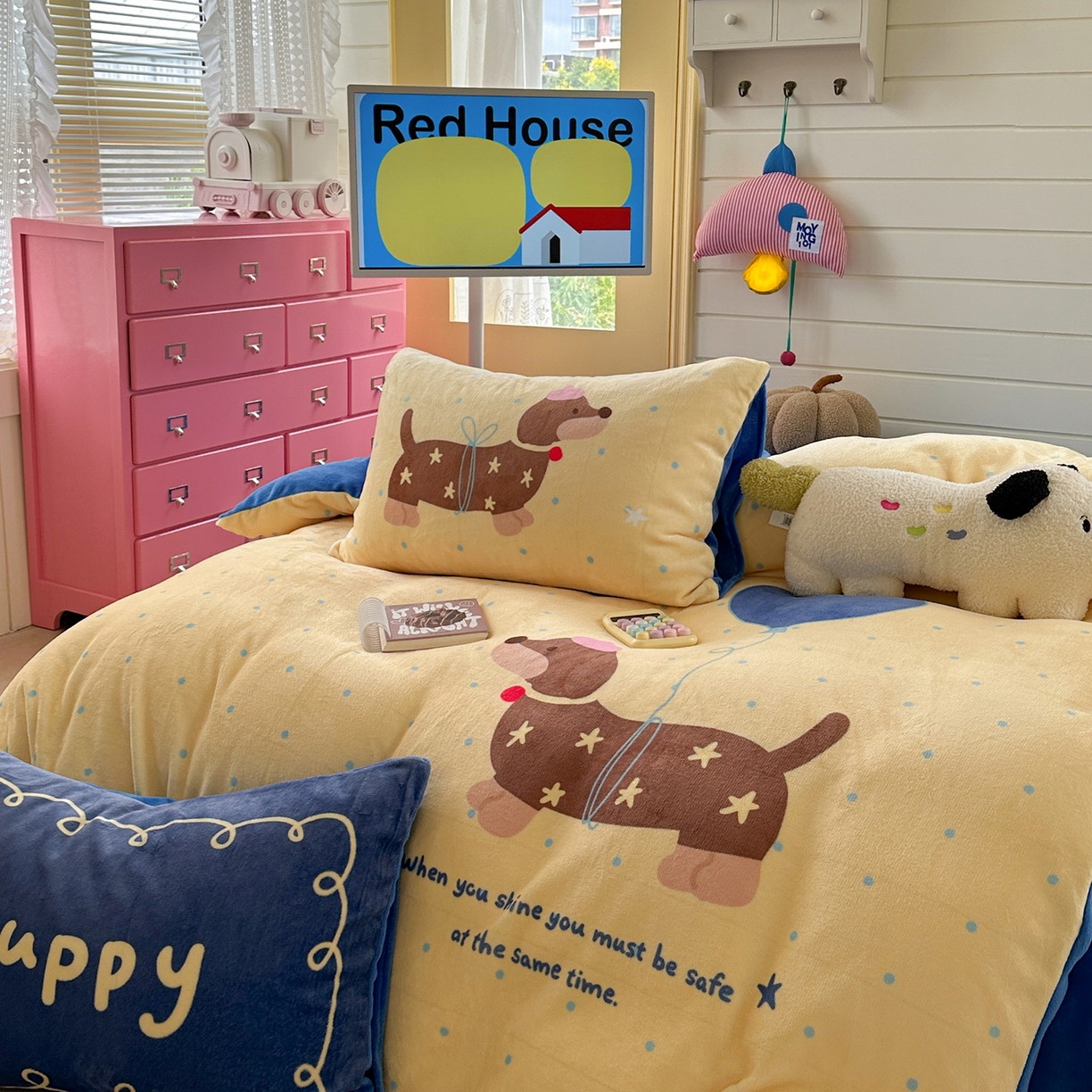 91家纺网 家纺一手货源 找家纺 美乐迪家纺 2025新款大版牛奶绒四件套 波点腊肠狗