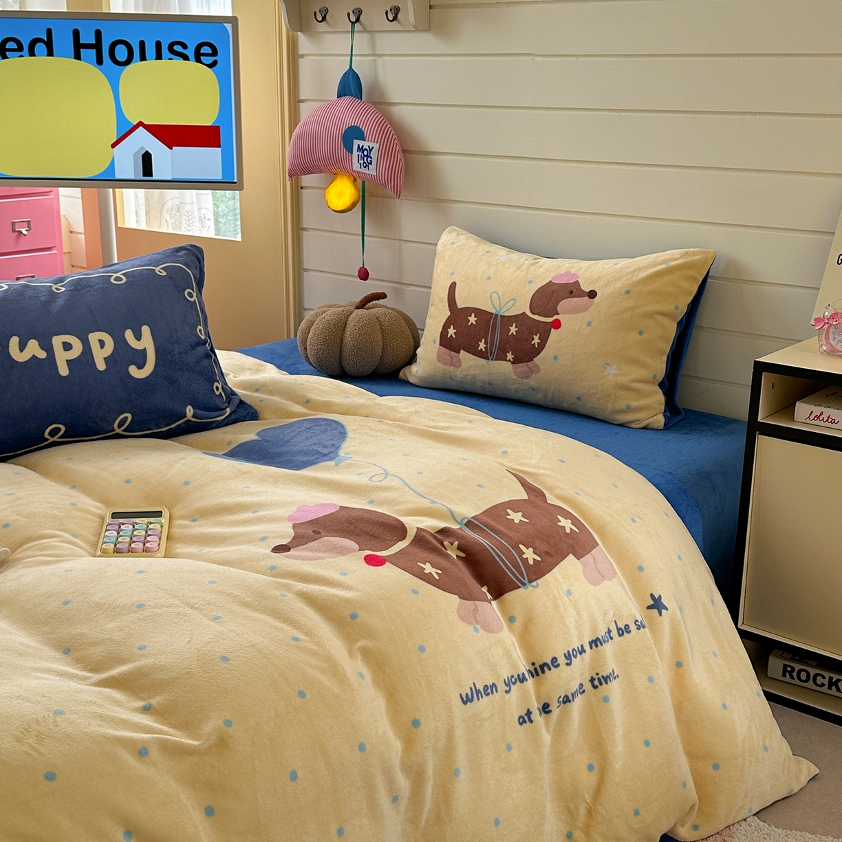 91家纺网 家纺一手货源 找家纺 美乐迪家纺 2025新款大版牛奶绒四件套 波点腊肠狗