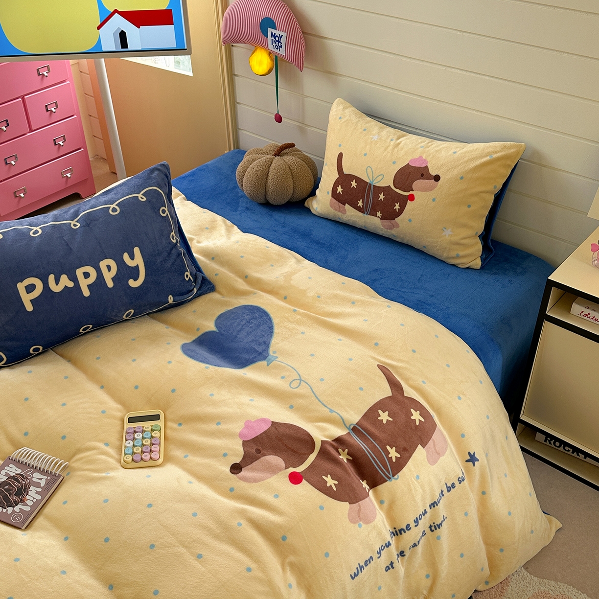 91家纺网 家纺一手货源 找家纺 美乐迪家纺 2025新款大版牛奶绒四件套 波点腊肠狗