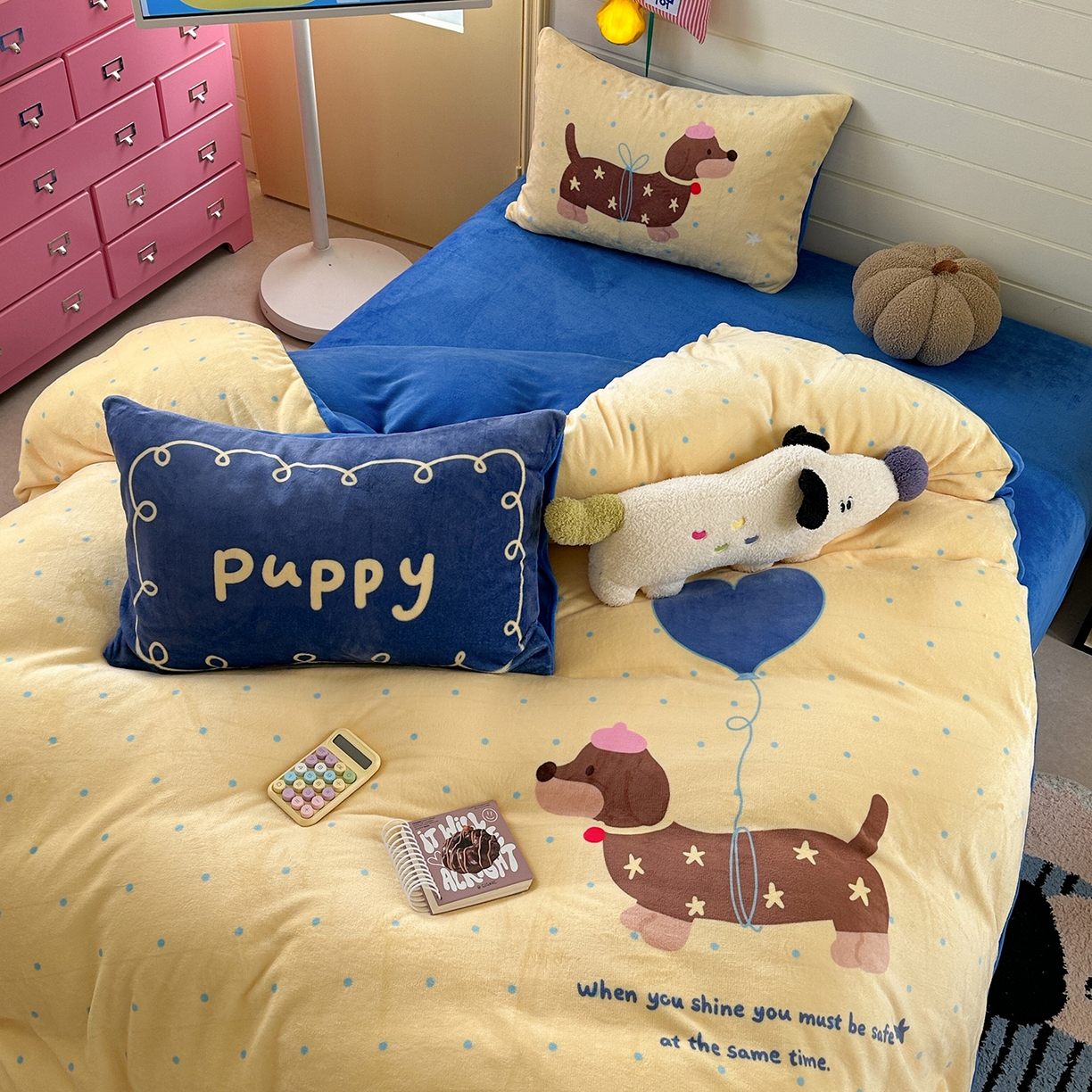 91家纺网 家纺一手货源 找家纺 美乐迪家纺 2025新款大版牛奶绒四件套 波点腊肠狗