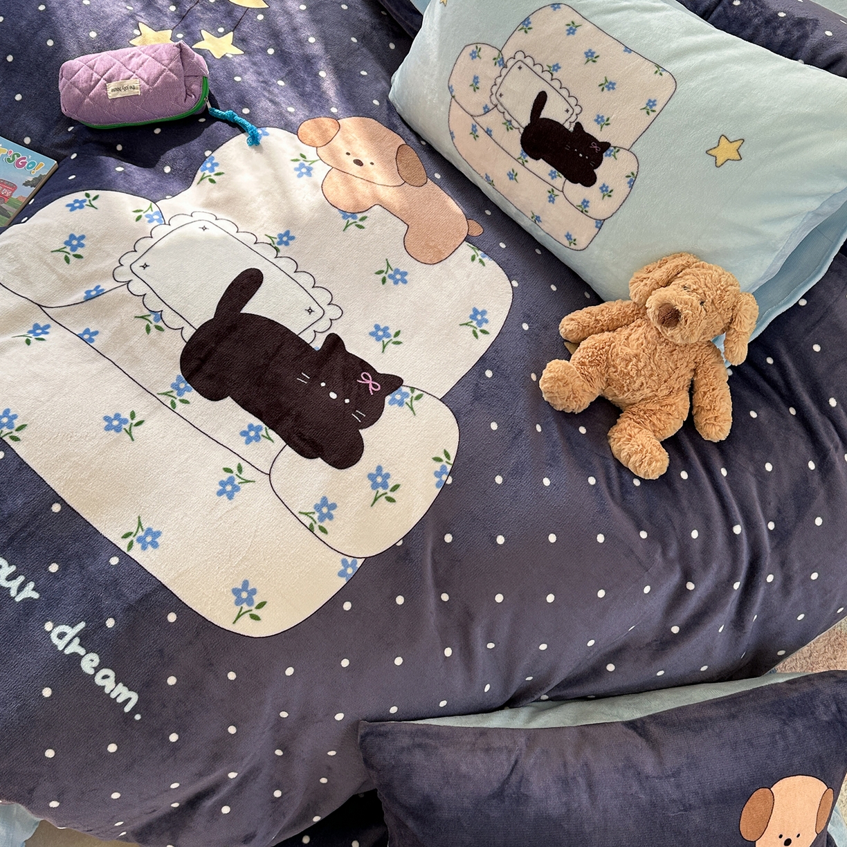 91家纺网 家纺一手货源 找家纺 美乐迪家纺 2025新款大版牛奶绒四件套 波点猫舍