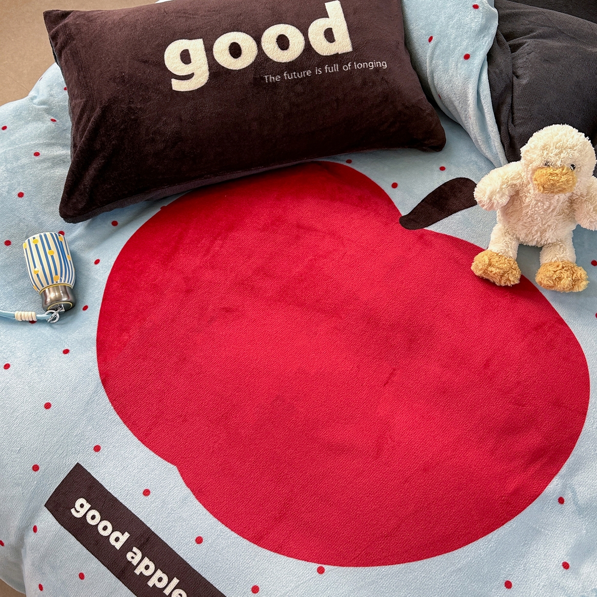 91家纺网 家纺一手货源 找家纺 美乐迪家纺 2025新款大版牛奶绒四件套 波点苹果