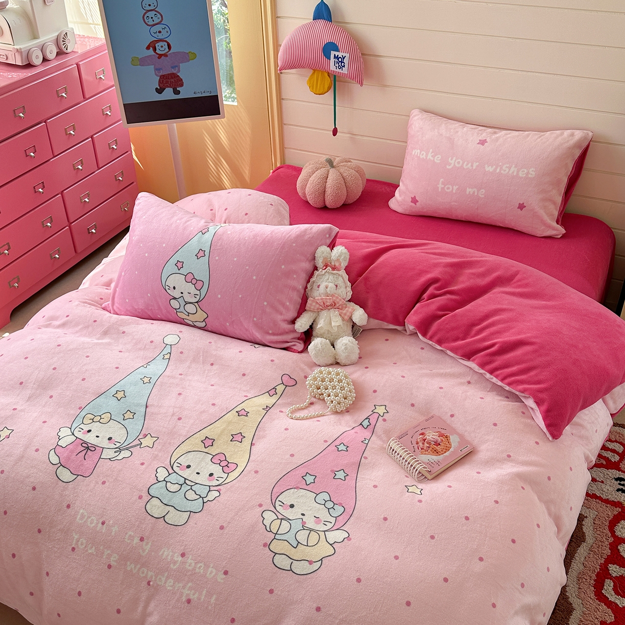 91家纺网 家纺一手货源 找家纺 美乐迪家纺 2025新款大版牛奶绒四件套 波点天使猫咪