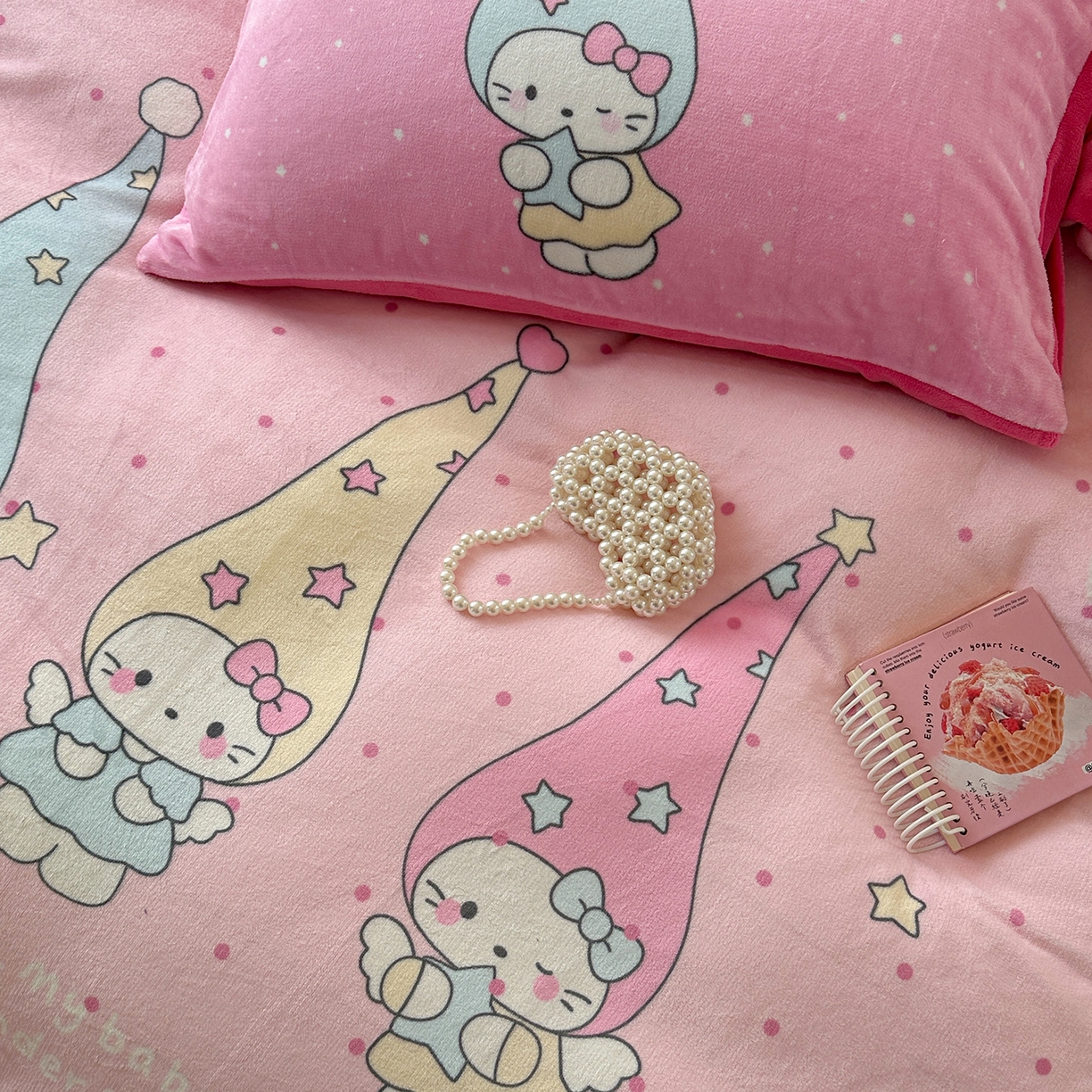 91家纺网 家纺一手货源 找家纺 美乐迪家纺 2025新款大版牛奶绒四件套 波点天使猫咪