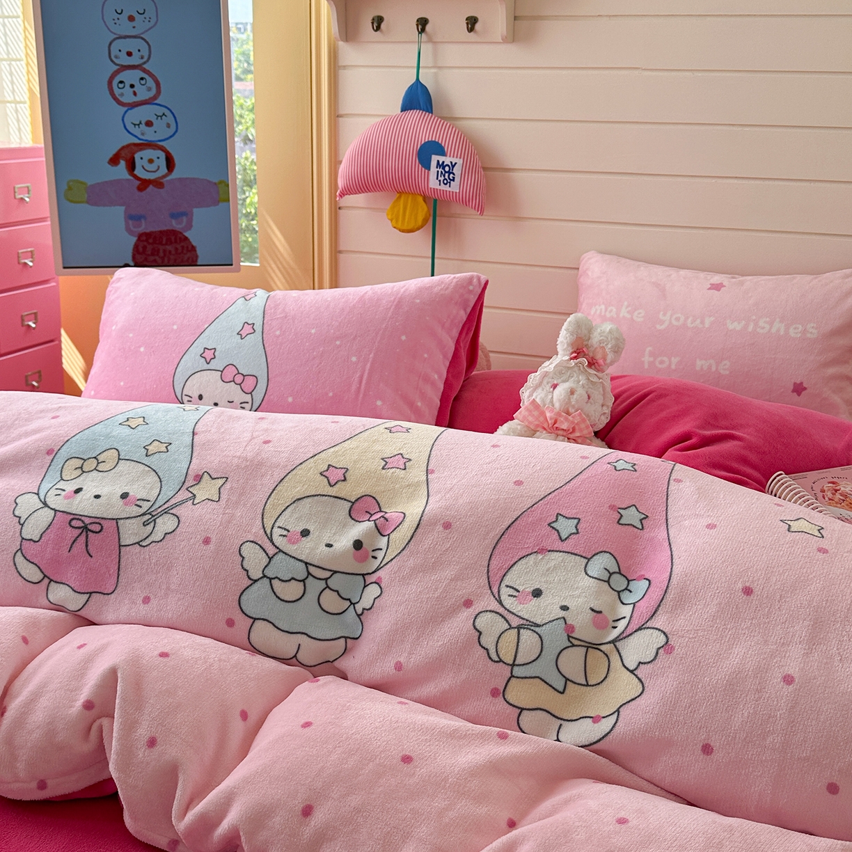 91家纺网 家纺一手货源 找家纺 美乐迪家纺 2025新款大版牛奶绒四件套 波点天使猫咪