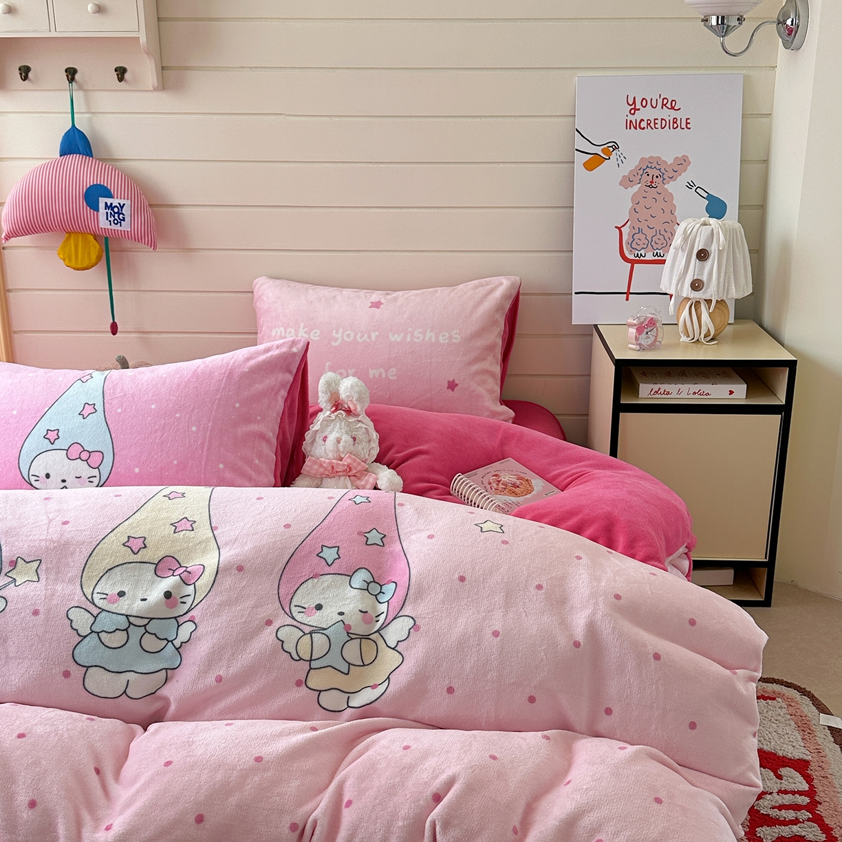 91家纺网 家纺一手货源 找家纺 美乐迪家纺 2025新款大版牛奶绒四件套 波点天使猫咪