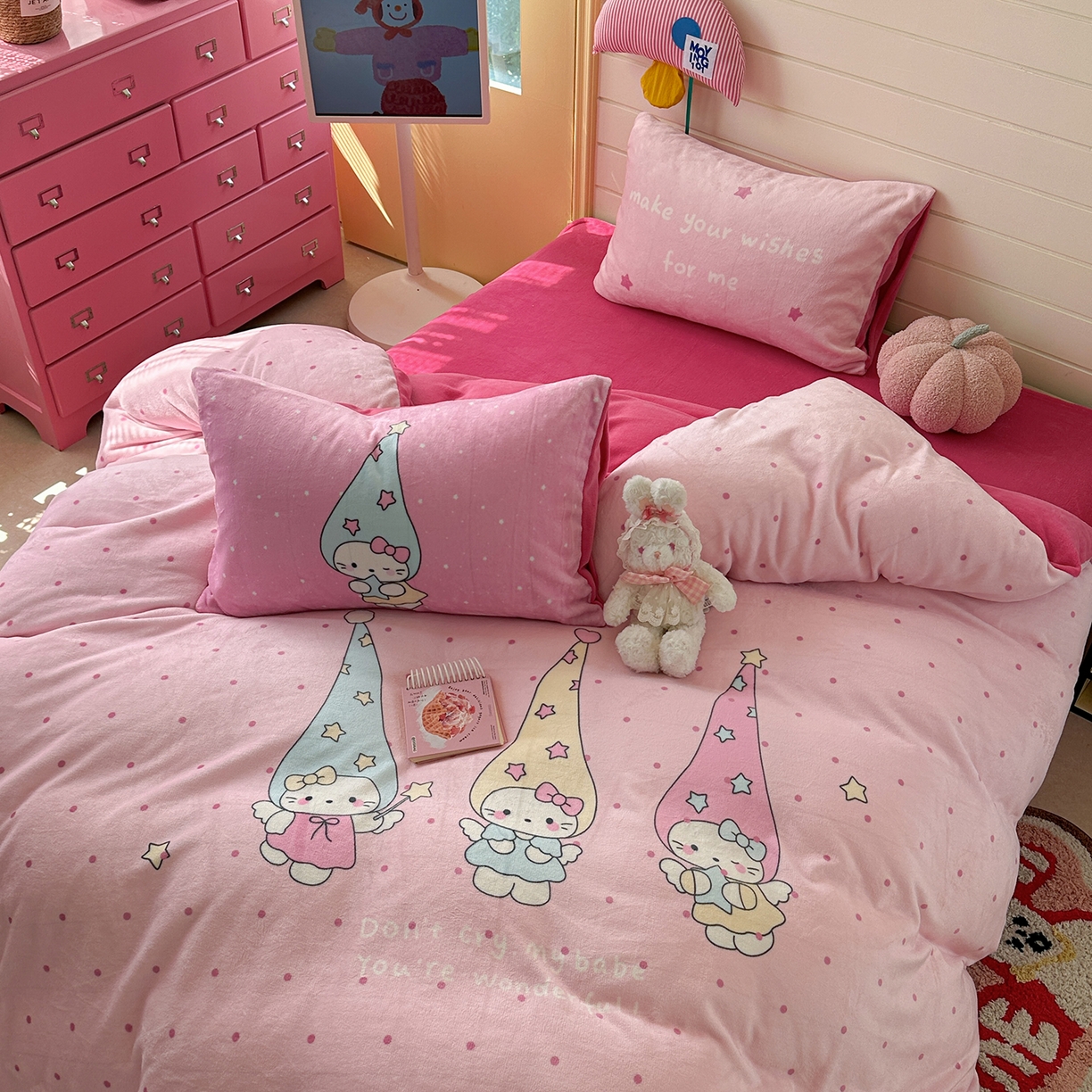 91家纺网 家纺一手货源 找家纺 美乐迪家纺 2025新款大版牛奶绒四件套 波点天使猫咪