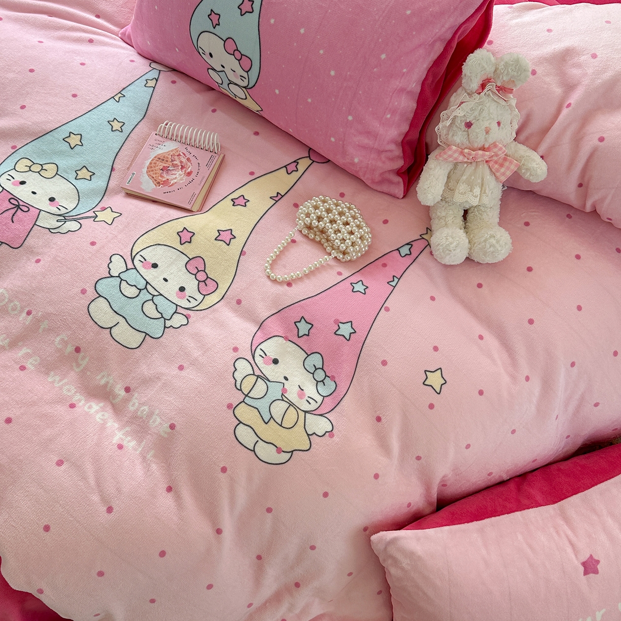 91家纺网 家纺一手货源 找家纺 美乐迪家纺 2025新款大版牛奶绒四件套 波点天使猫咪