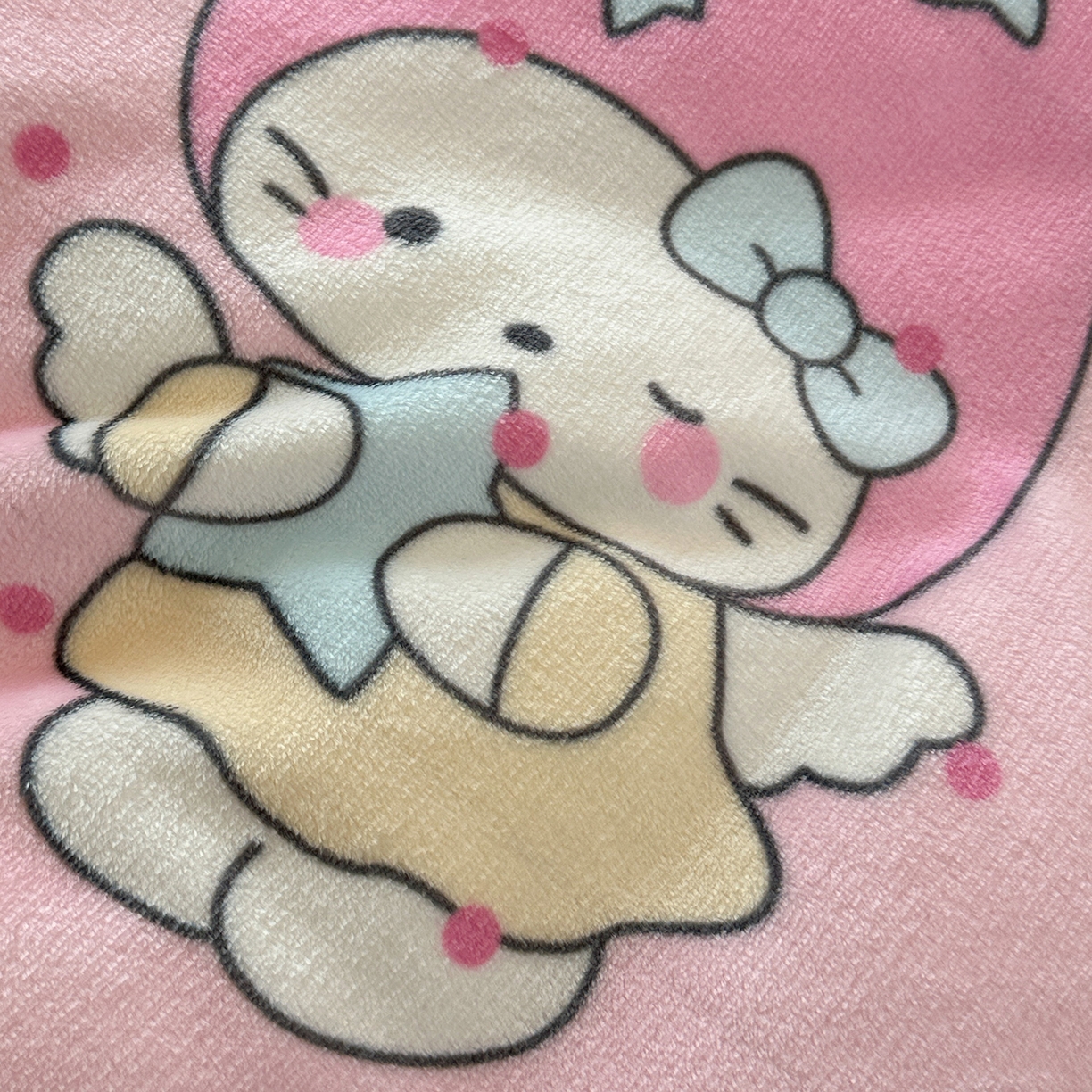 91家纺网 家纺一手货源 找家纺 美乐迪家纺 2025新款大版牛奶绒四件套 波点天使猫咪