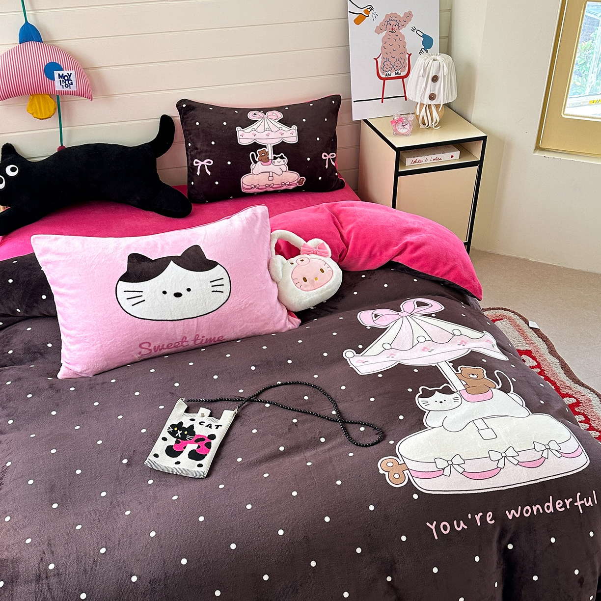 91家纺网 家纺一手货源 找家纺 美乐迪家纺 2025新款大版牛奶绒四件套 波点童趣小猫