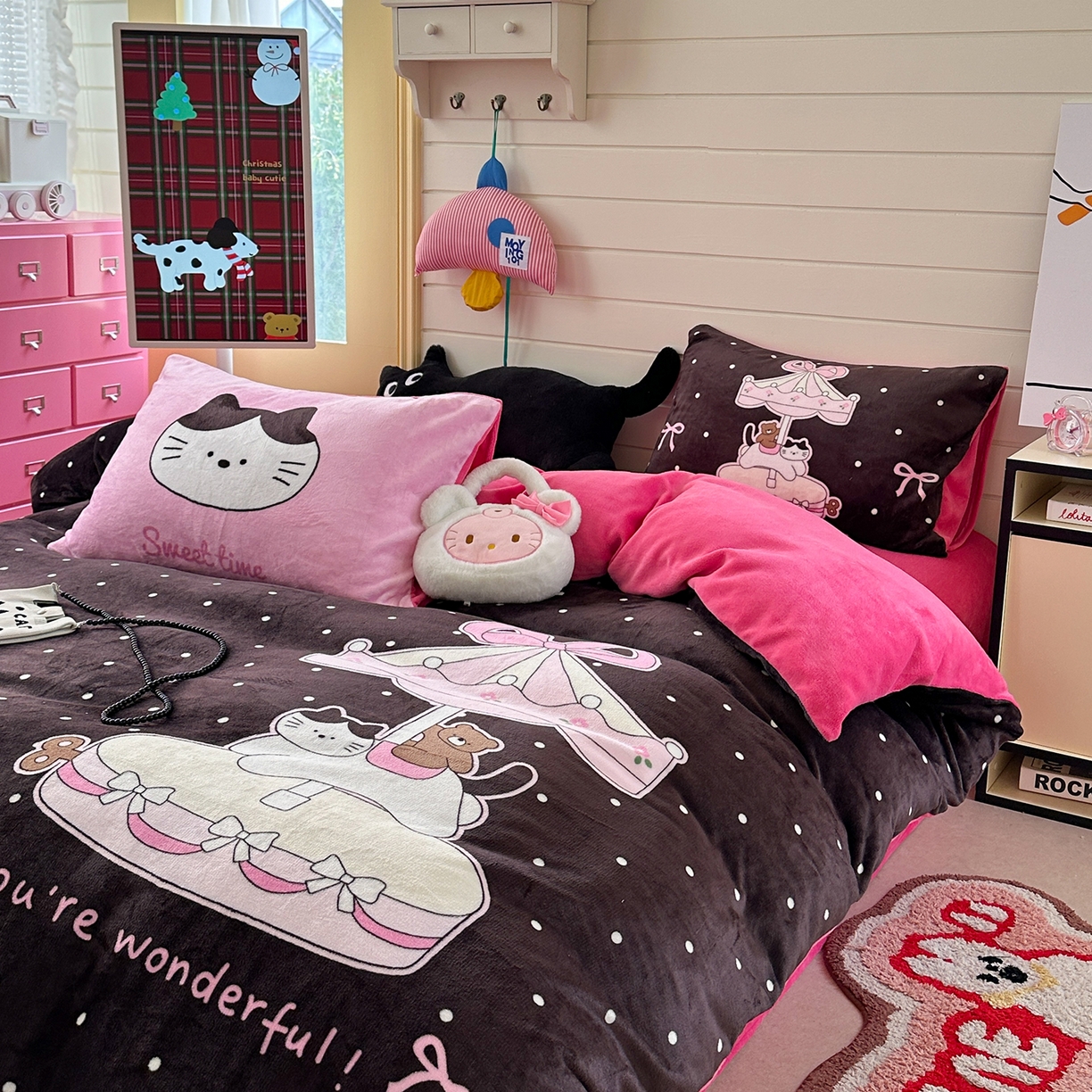 91家纺网 家纺一手货源 找家纺 美乐迪家纺 2025新款大版牛奶绒四件套 波点童趣小猫