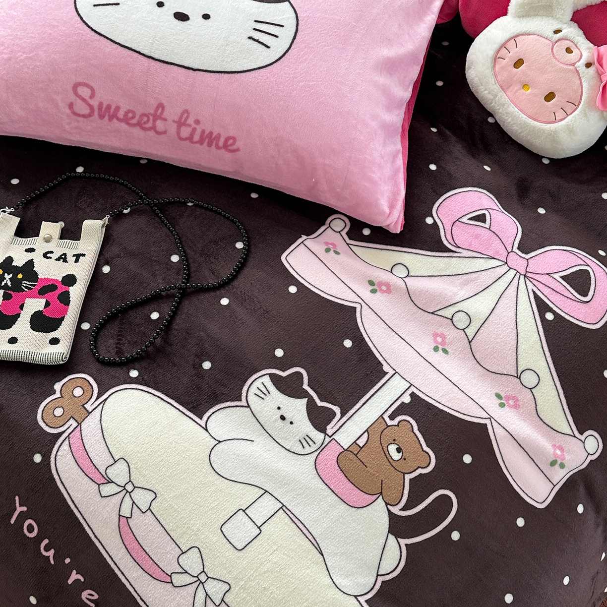 91家纺网 家纺一手货源 找家纺 美乐迪家纺 2025新款大版牛奶绒四件套 波点童趣小猫