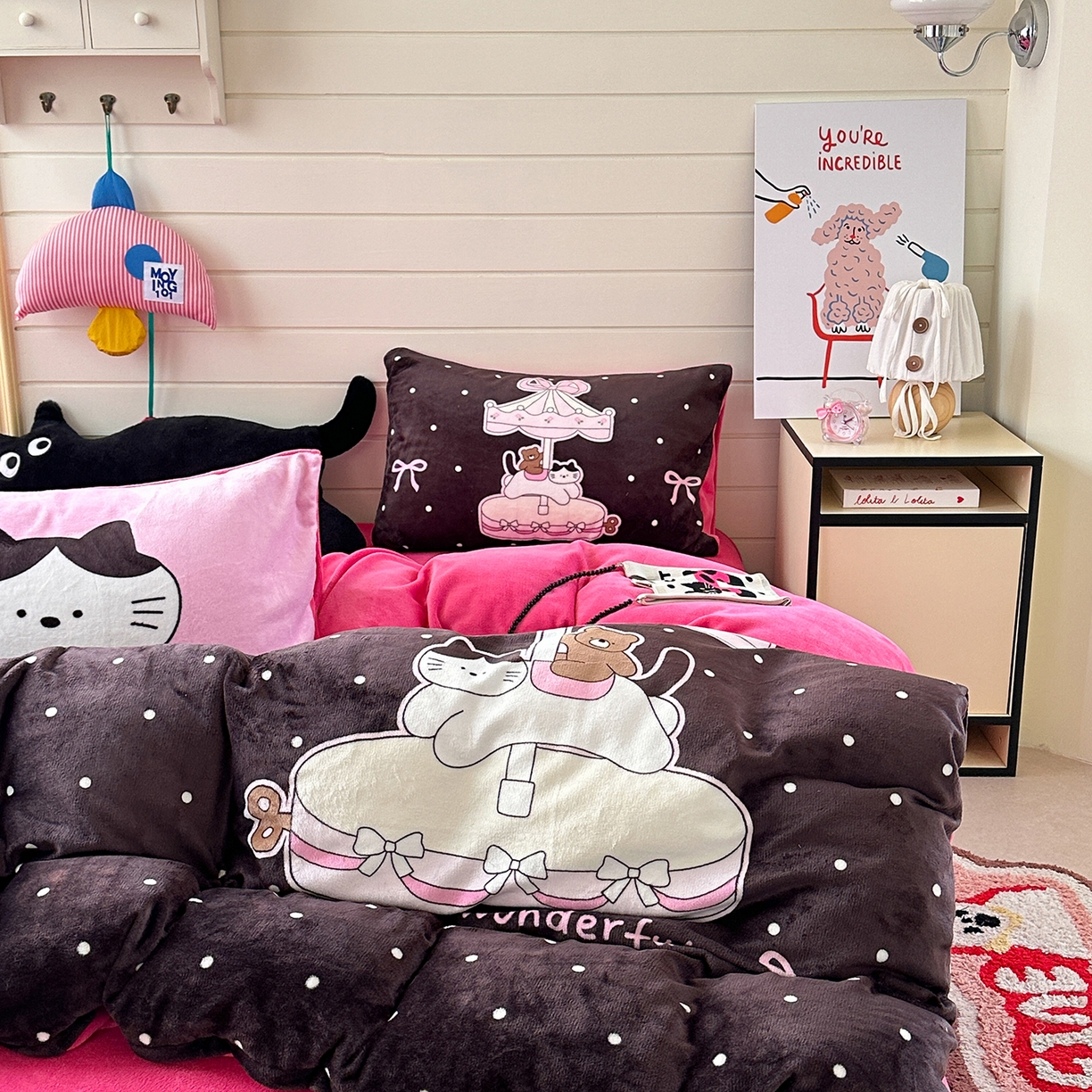 91家纺网 家纺一手货源 找家纺 美乐迪家纺 2025新款大版牛奶绒四件套 波点童趣小猫