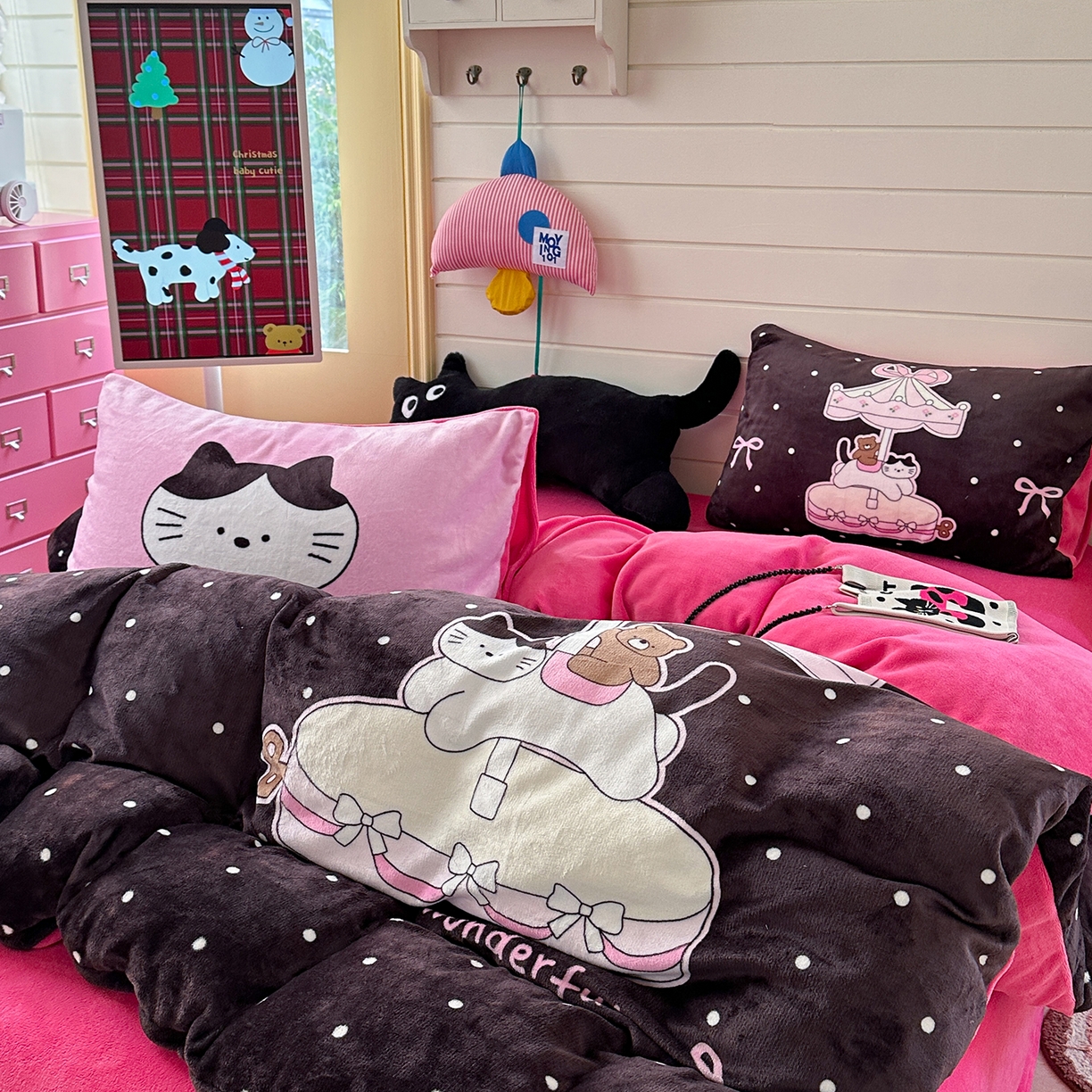 91家纺网 家纺一手货源 找家纺 美乐迪家纺 2025新款大版牛奶绒四件套 波点童趣小猫