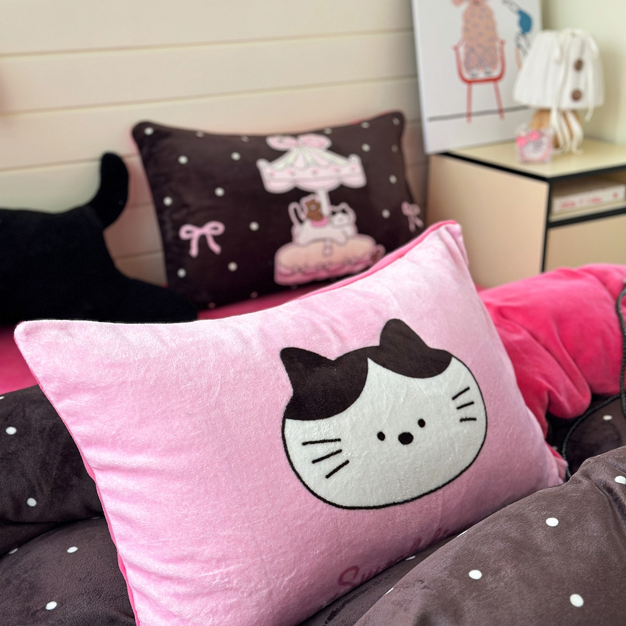 91家纺网 家纺一手货源 找家纺 美乐迪家纺 2025新款大版牛奶绒四件套 波点童趣小猫