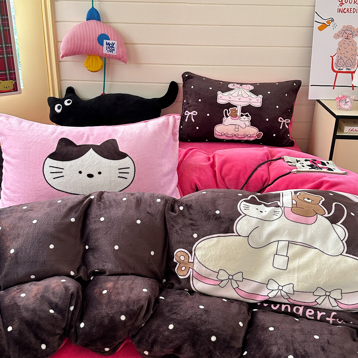 91家纺网 家纺一手货源 找家纺 美乐迪家纺 2025新款大版牛奶绒四件套 波点童趣小猫