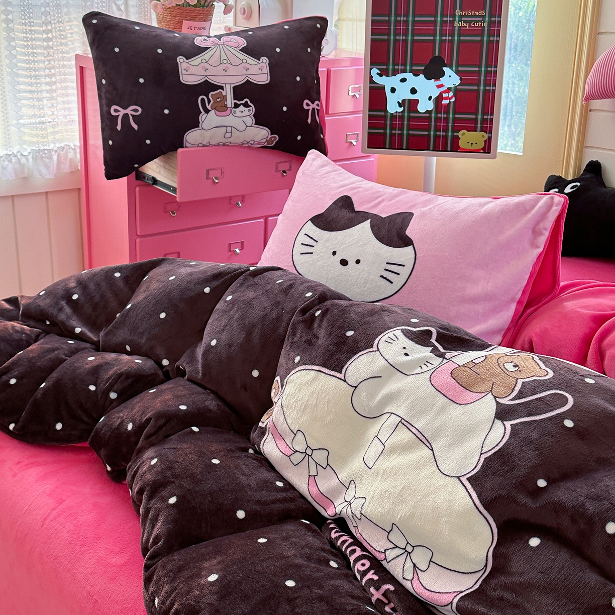 91家纺网 家纺一手货源 找家纺 美乐迪家纺 2025新款大版牛奶绒四件套 波点童趣小猫