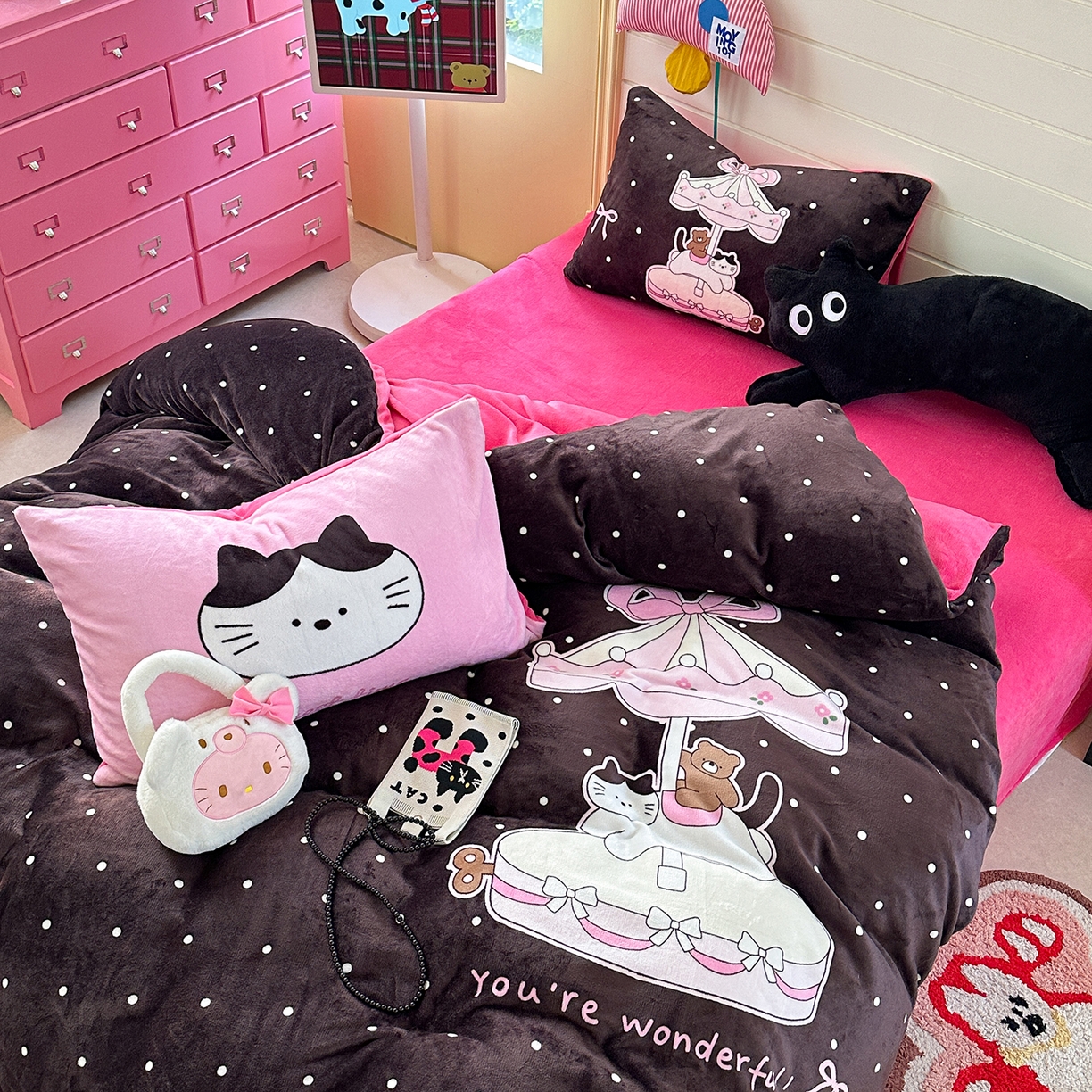 91家纺网 家纺一手货源 找家纺 美乐迪家纺 2025新款大版牛奶绒四件套 波点童趣小猫