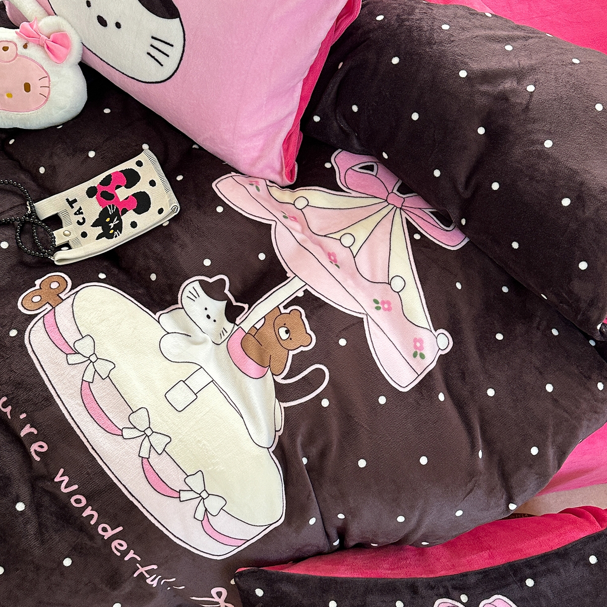 91家纺网 家纺一手货源 找家纺 美乐迪家纺 2025新款大版牛奶绒四件套 波点童趣小猫