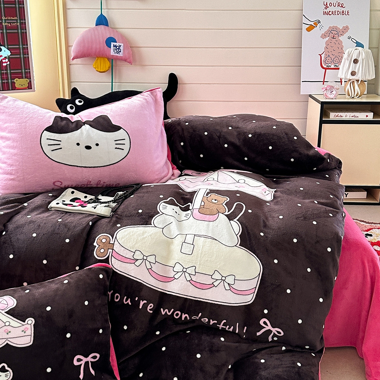 91家纺网 家纺一手货源 找家纺 美乐迪家纺 2025新款大版牛奶绒四件套 波点童趣小猫