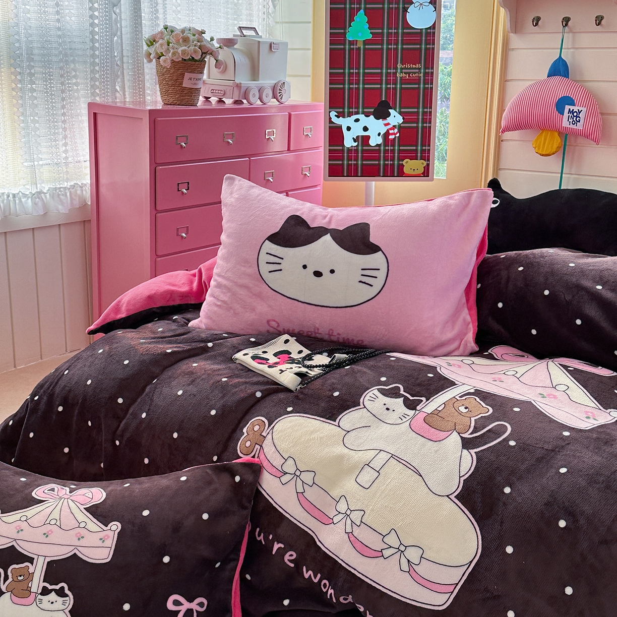 91家纺网 家纺一手货源 找家纺 美乐迪家纺 2025新款大版牛奶绒四件套 波点童趣小猫