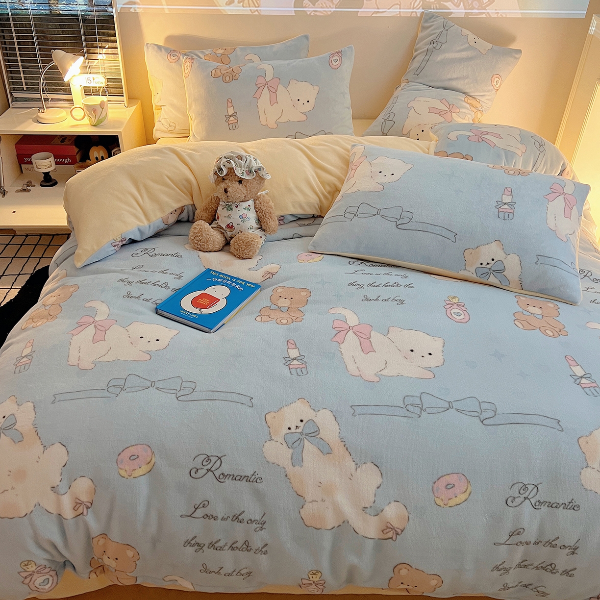 91家纺网 家纺一手货源 找家纺 瑞莱 2025新款A类200克高克重秋冬印花牛奶绒四件套-卡通系列 慵懒小猫