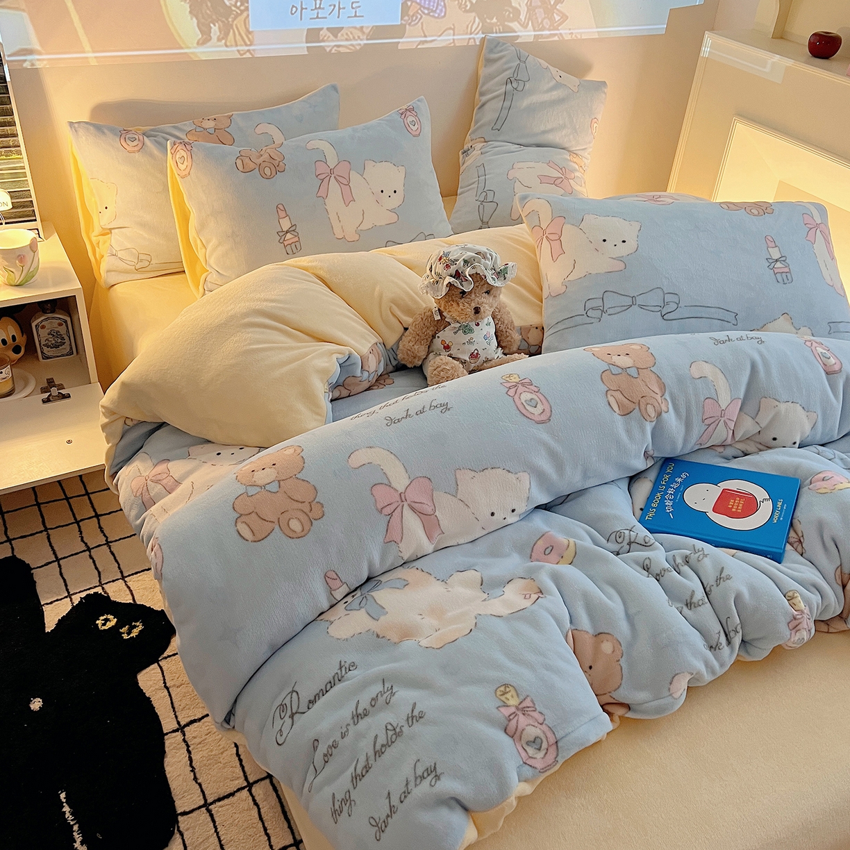 91家纺网 家纺一手货源 找家纺 瑞莱 2025新款A类200克高克重秋冬印花牛奶绒四件套-卡通系列 慵懒小猫