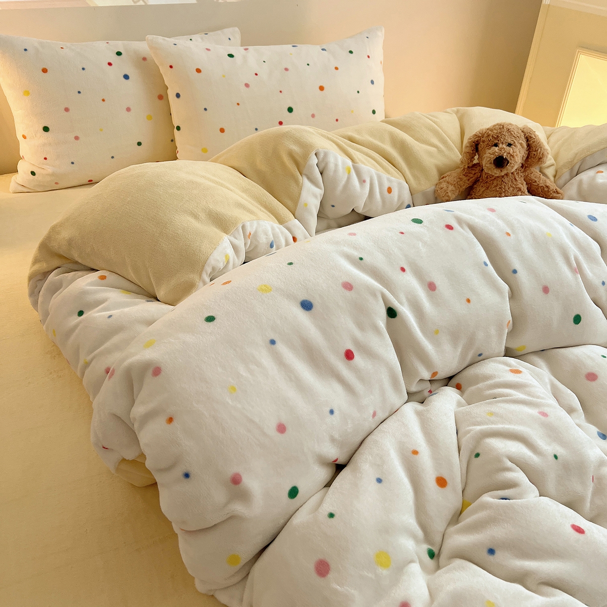 91家纺网 家纺一手货源 找家纺 瑞莱 2025新款A类200克高克重秋冬印花牛奶绒四件套-卡通系列 彩色波点