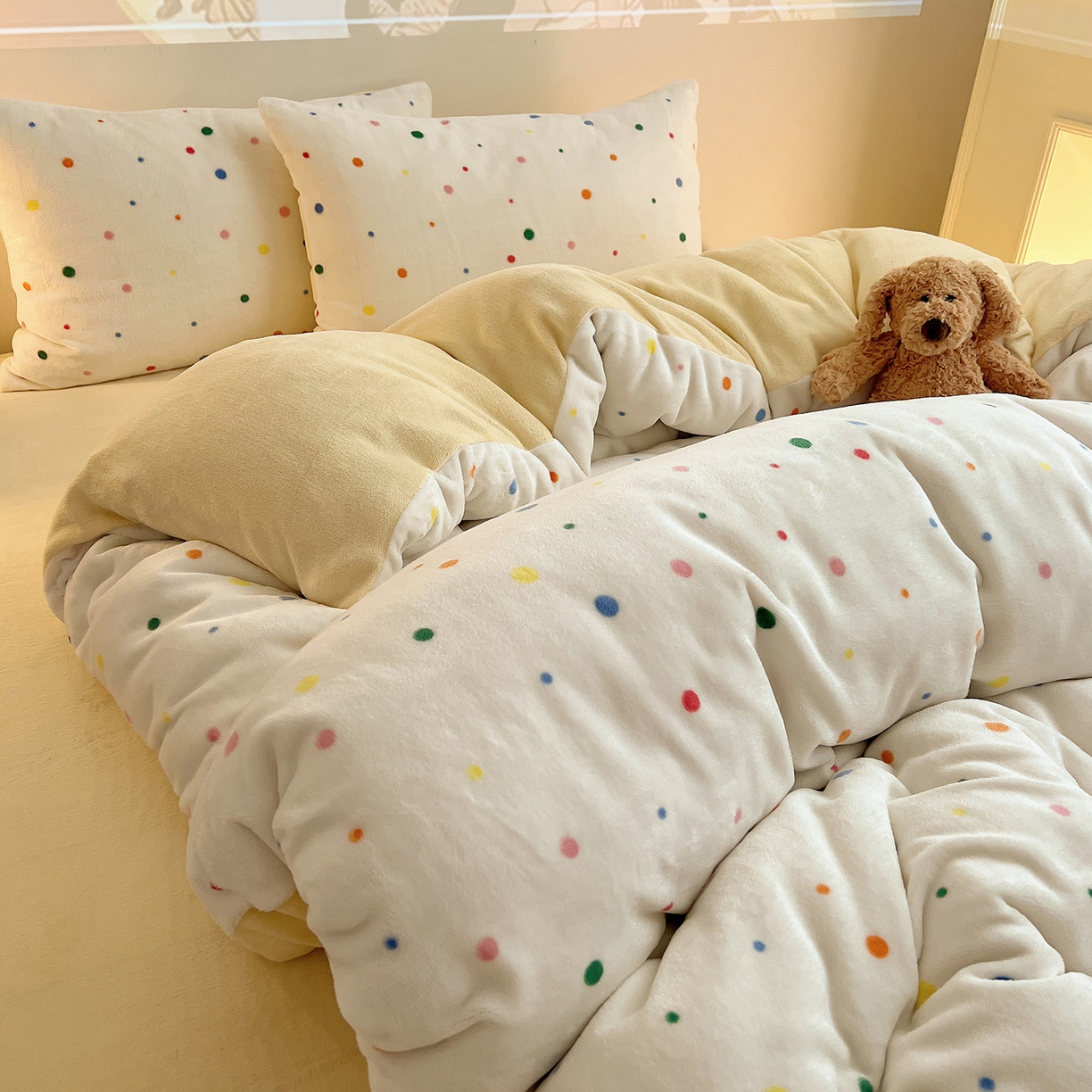 91家纺网 家纺一手货源 找家纺 瑞莱 2025新款A类200克高克重秋冬印花牛奶绒四件套-卡通系列 彩色波点