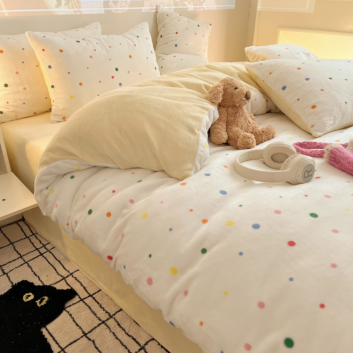 91家纺网 家纺一手货源 找家纺 瑞莱 2025新款A类200克高克重秋冬印花牛奶绒四件套-卡通系列 彩色波点