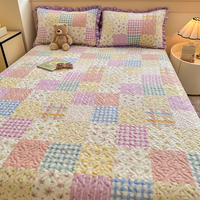 91家纺网 家纺一手货源 找家纺 岚吉家纺 2025新款牛奶绒小花边床盖三件套方格小花粉-绿