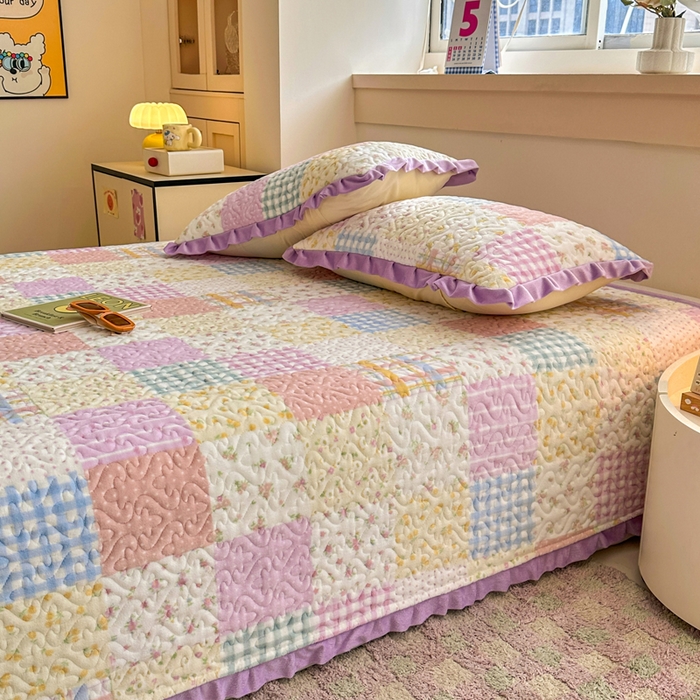 91家纺网 家纺一手货源 找家纺 岚吉家纺 2025新款牛奶绒小花边床盖三件套方格小花粉-绿