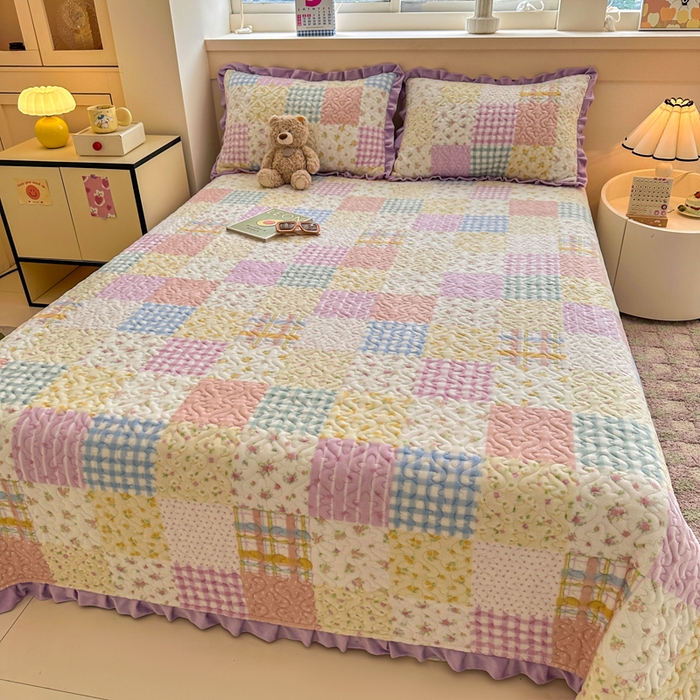 91家纺网 家纺一手货源 找家纺 岚吉家纺 2025新款牛奶绒小花边床盖三件套方格小花粉-绿